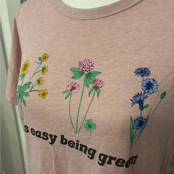 "Its Easy Being Green" floral pink basic tee size XL - Picture 8 of 10